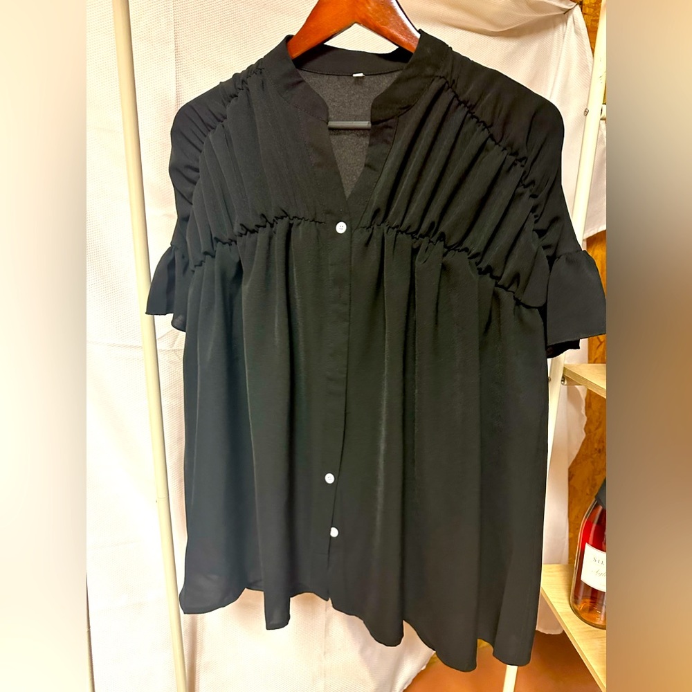 Pullover black blouse with mid buttons and pleated.